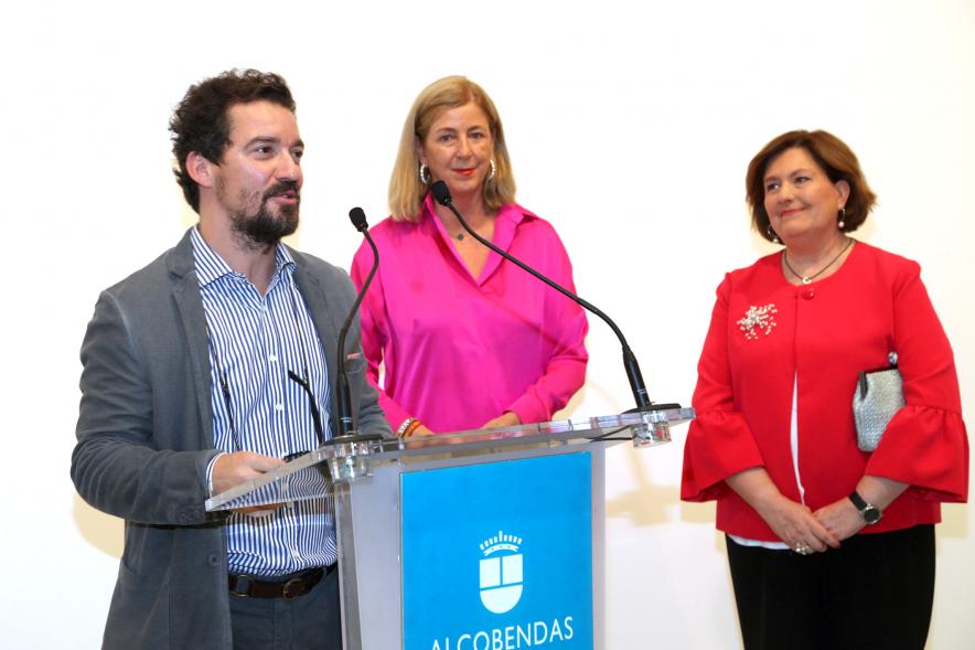 Inauguración de las Exposiciones "El camino Indicado" de Eduardo Barco y "Cocodrilos en la Pista - Estudio para una pieza Camp" de Miki Leal -  Primer plano de  Miki Leal junto a dos autoridades  municipales.