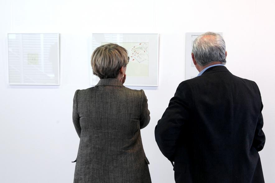 Inauguración Exposición Patria Común - Delibes Ilustrado - Imagen del público admirando las ilustraciones.
