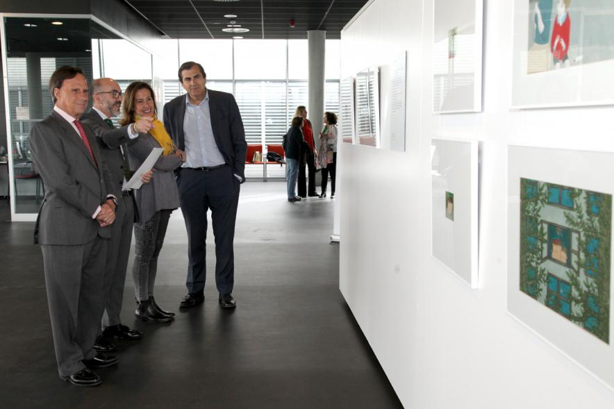 Inauguración Exposición Patria Común - Delibes Ilustrado - Imagen del alcalde García de Vinuesa y otras autoridades visitando la exposición.