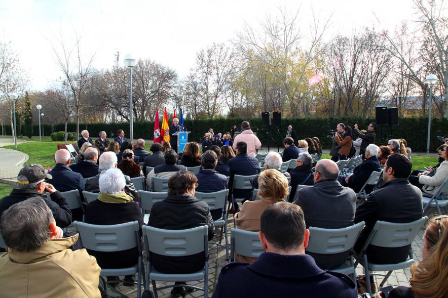 Acto de Nombramiento Avenida de la Transición y Parque Adolfo Suárez - Imagen panorámica del momento de la intervención de un invitado al acto.