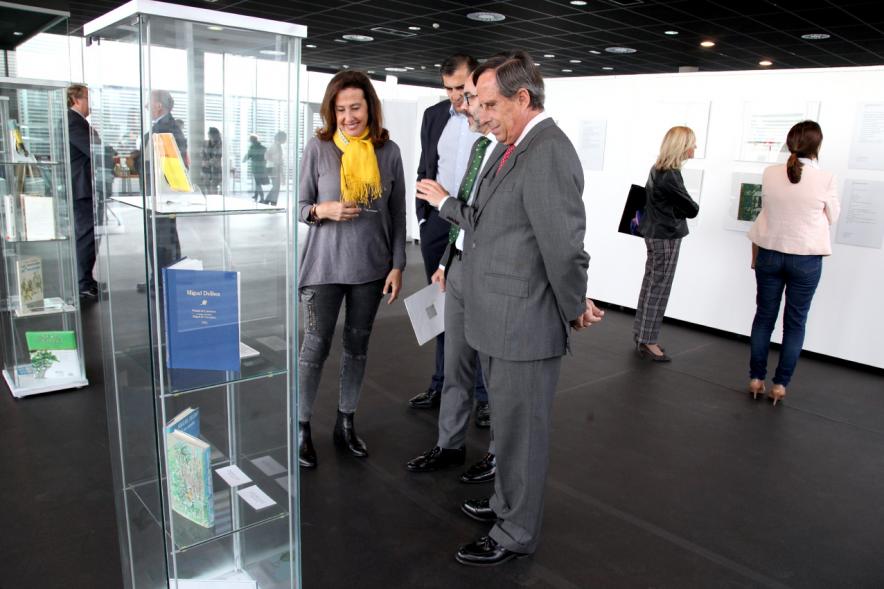 Inauguración Exposición Patria Común - Delibes Ilustrado - Imagen del alcalde García de Vinuesa y otras autoridades visitando la exposición.