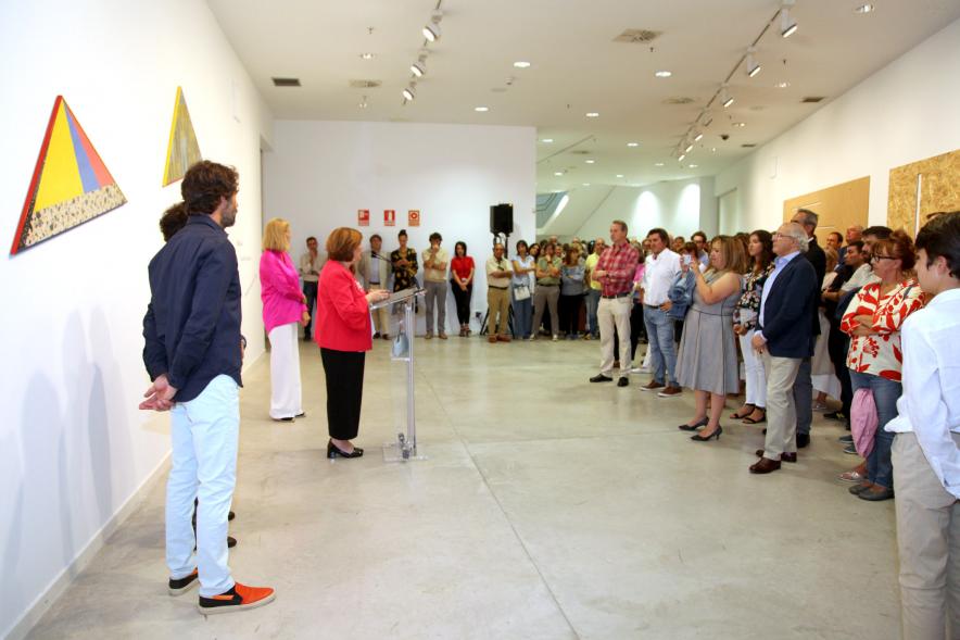 Inauguración de las Exposiciones "El camino Indicado" de Eduardo Barco y "Cocodrilos en la Pista - Estudio para una pieza Camp" de Miki Leal - Plano abierto de los asistentes a la exposición junto a Rosario Tamayo de Ciudadanos y los dos artistas.