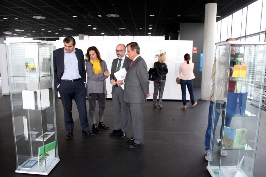 Inauguración Exposición Patria Común - Delibes Ilustrado - Imagen del alcalde García de Vinuesa y otras autoridades visitando la exposición.