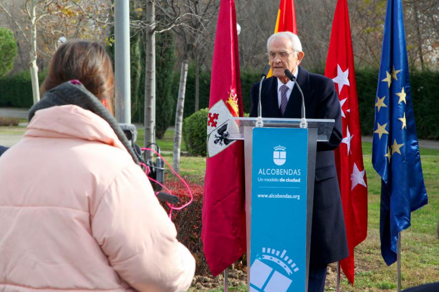Acto de Nombramiento Avenida de la Transición y Parque Adolfo Suárez - Imagen de Salvador Sánchez-Terán, miembro de un gobierno de Adolfo Suárez dirigiéndose al público asistente.