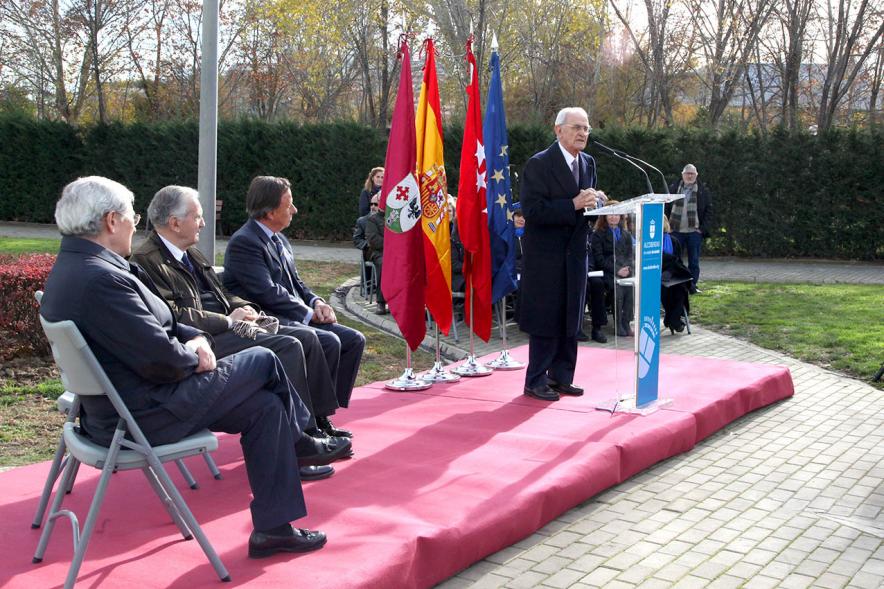 Acto de Nombramiento Avenida de la Transición y Parque Adolfo Suárez - Imagen de Salvador Sánchez-Terán, miembro de un gobierno de Adolfo Suárez dirigiéndose al público asistente.