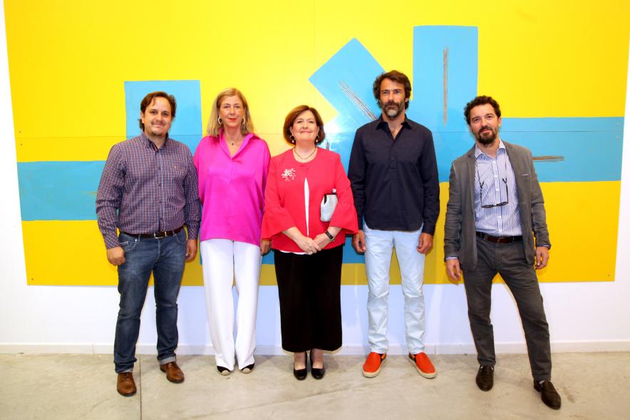 Inauguración de las Exposiciones "El camino Indicado" de Eduardo Barco y "Cocodrilos en la Pista - Estudio para una pieza Camp" de Miki Leal - Posado de los artistas junto a los miembros de la  corporación municipal asistentes.
