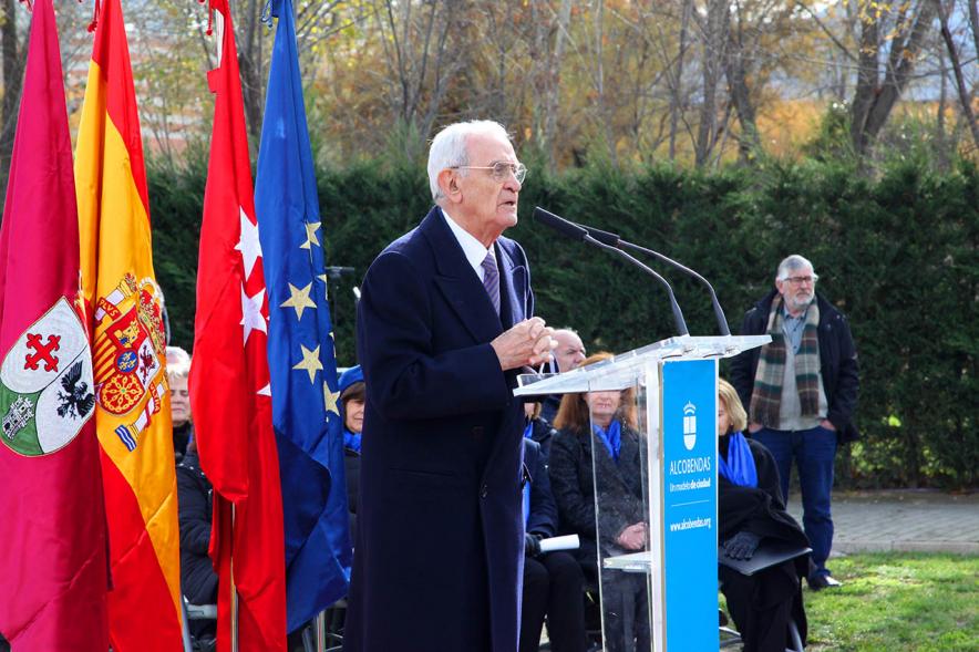 Acto de Nombramiento Avenida de la Transición y Parque Adolfo Suárez - Imagen de Salvador Sánchez-Terán, miembro de un gobierno de Adolfo Suárez dirigiéndose al público asistente.