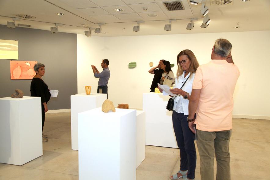 Inauguración de las Exposiciones "El camino Indicado" de Eduardo Barco y "Cocodrilos en la Pista - Estudio para una pieza Camp" de Miki Leal - Imagen de los visitantes contemplando las esculturas sobre  los pódium.