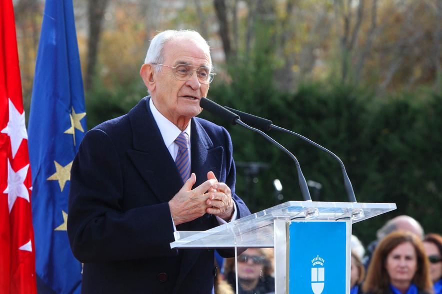 Acto de Nombramiento Avenida de la Transición y Parque Adolfo Suárez - Imagen de Salvador Sánchez-Terán, miembro de un gobierno de Adolfo Suárez dirigiéndose al público asistente.