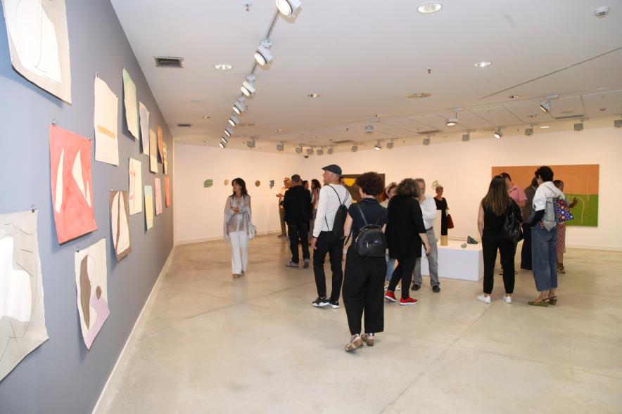Inauguración de las Exposiciones "El camino Indicado" de Eduardo Barco y "Cocodrilos en la Pista - Estudio para una pieza Camp" de Miki Leal - Imagen de los  asistentes contemplando  numerosas obras .
