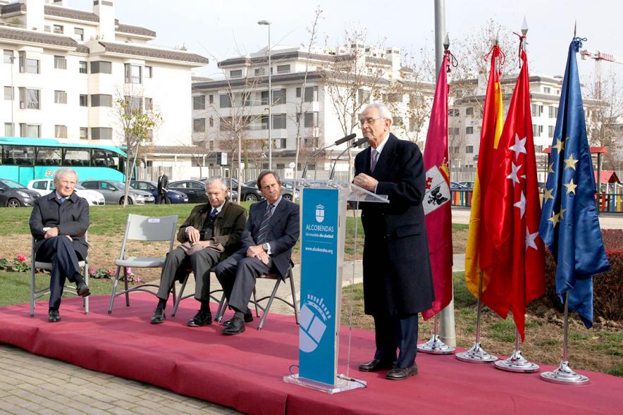 Acto de Nombramiento Avenida de la Transición y Parque Adolfo Suárez - Imagen de Salvador Sánchez-Terán, miembro de un gobierno de Adolfo Suárez dirigiéndose al público asistente.