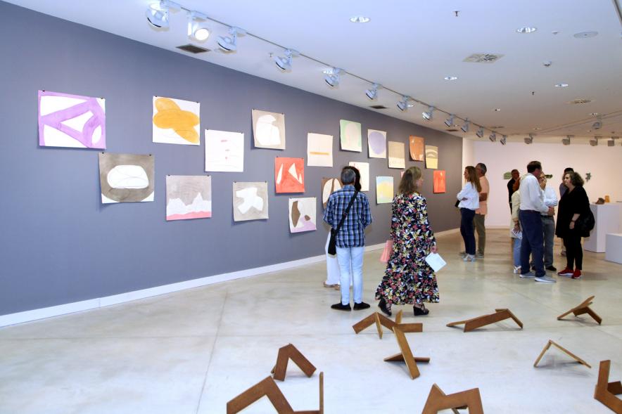 Inauguración de las Exposiciones "El camino Indicado" de Eduardo Barco y "Cocodrilos en la Pista - Estudio para una pieza Camp" de Miki Leal - Imagen de los  asistentes contemplando  numerosas obras de  pared y esculturas de suelo.