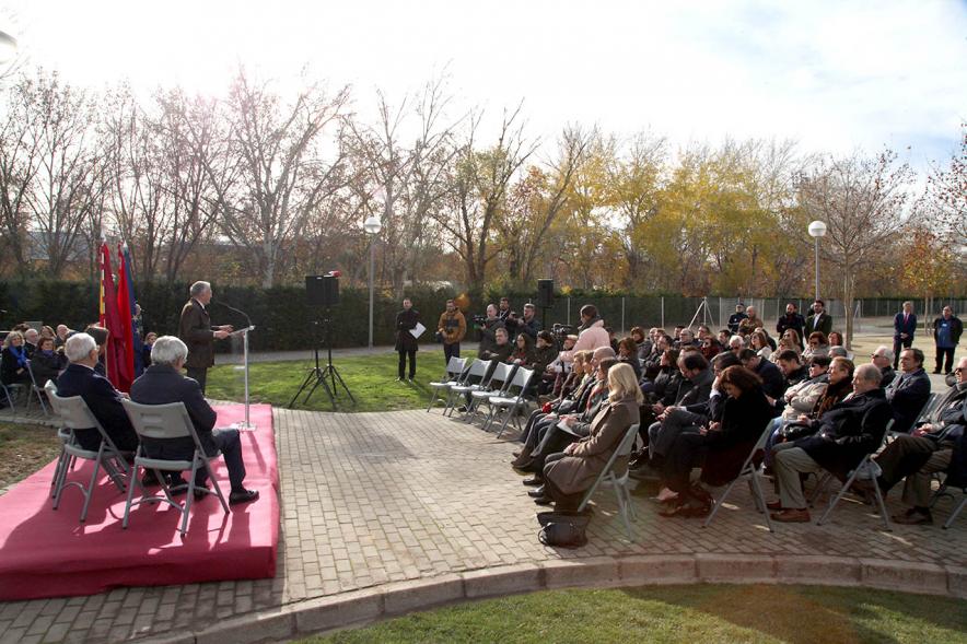 Acto de Nombramiento Avenida de la Transición y Parque Adolfo Suárez - Imagen lejana de  Rafael Arias-Salgado, miembro de un gobierno de Adolfo Suárez dirigiéndose al público asistente.