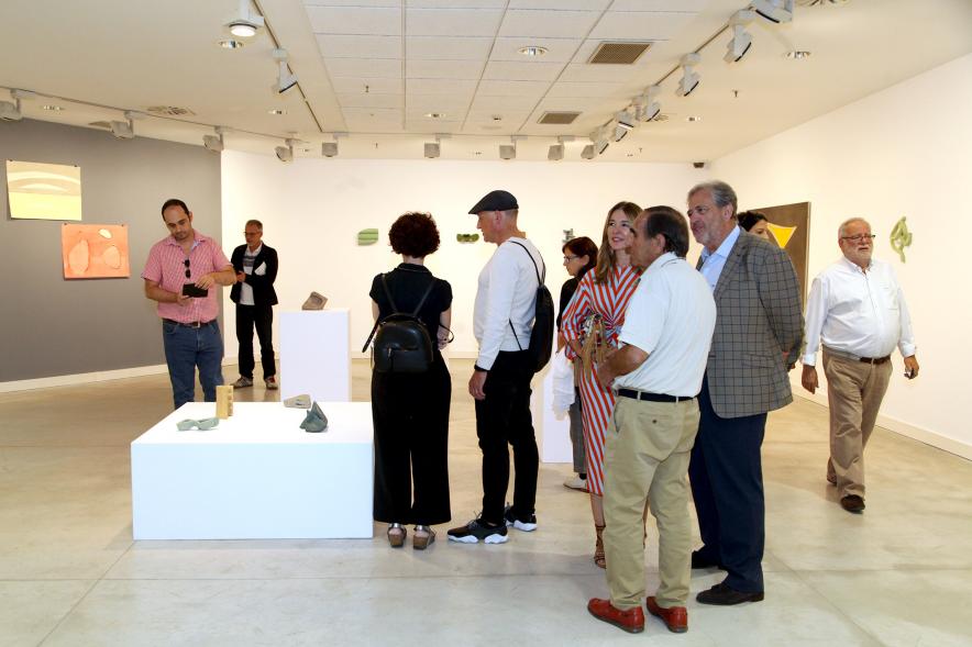 Inauguración de las Exposiciones "El camino Indicado" de Eduardo Barco y "Cocodrilos en la Pista - Estudio para una pieza Camp" de Miki Leal - Imagen de los asistentes contemplando varias piezas de cerámica.
