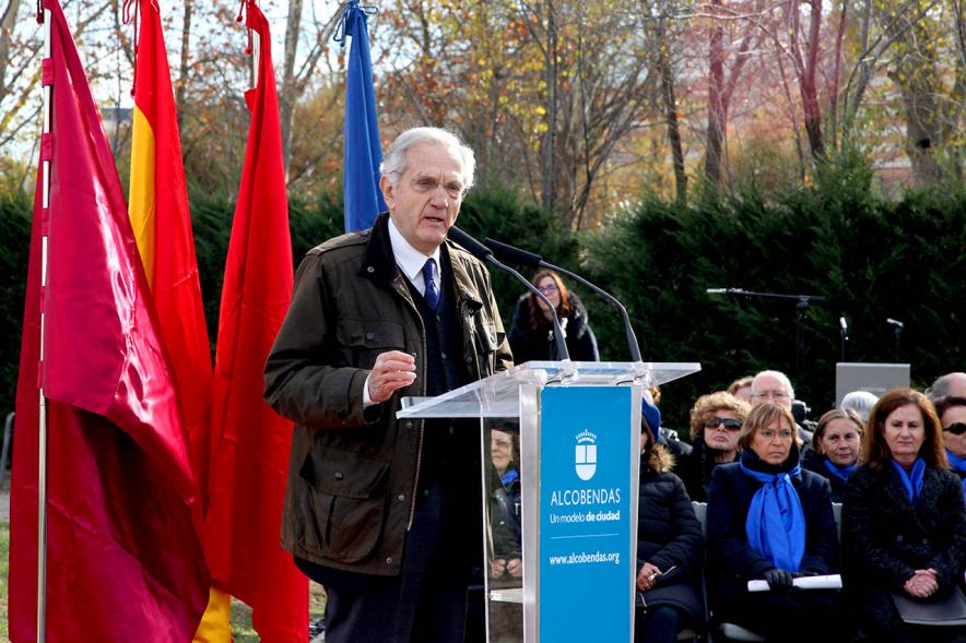 Acto de Nombramiento Avenida de la Transición y Parque Adolfo Suárez - Imagen de  Rafael Arias-Salgado, miembro de un gobierno de Adolfo Suárez dirigiéndose al público asistente.