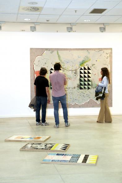 Inauguración de las Exposiciones "El camino Indicado" de Eduardo Barco y "Cocodrilos en la Pista - Estudio para una pieza Camp" de Miki Leal - Imagen posterior de los visitantes frente a un mural y obra  de suelo.