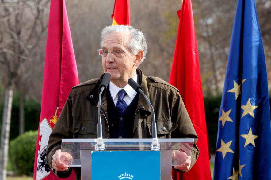 Acto de Nombramiento Avenida de la Transición y Parque Adolfo Suárez - Imagen de  Rafael Arias-Salgado, miembro de un gobierno de Adolfo Suárez dirigiéndose al público asistente.