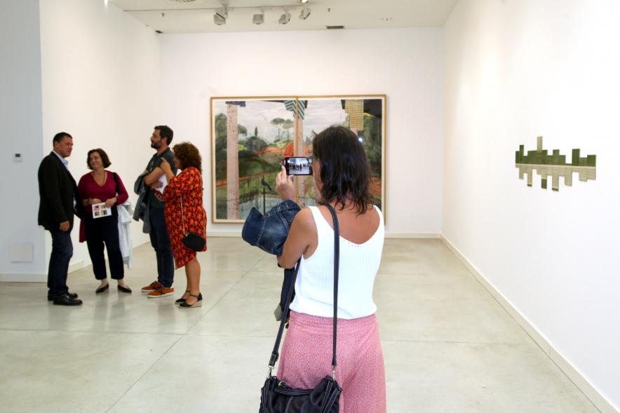 Inauguración de las Exposiciones "El camino Indicado" de Eduardo Barco y "Cocodrilos en la Pista - Estudio para una pieza Camp" de Miki Leal - Plano parcial de la sala de exposiciones y algunas obras. 