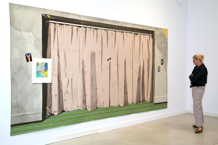 Inauguración de las Exposiciones "El camino Indicado" de Eduardo Barco y "Cocodrilos en la Pista - Estudio para una pieza Camp" de Miki Leal -  Imagen de una visita contemplando un mural.