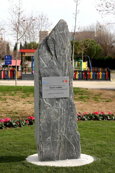 Acto de Nombramiento Avenida de la Transición y Parque Adolfo Suárez - Imagen del monolito donde se encuentra la placa conmemorativa a Adolfo Suárez.