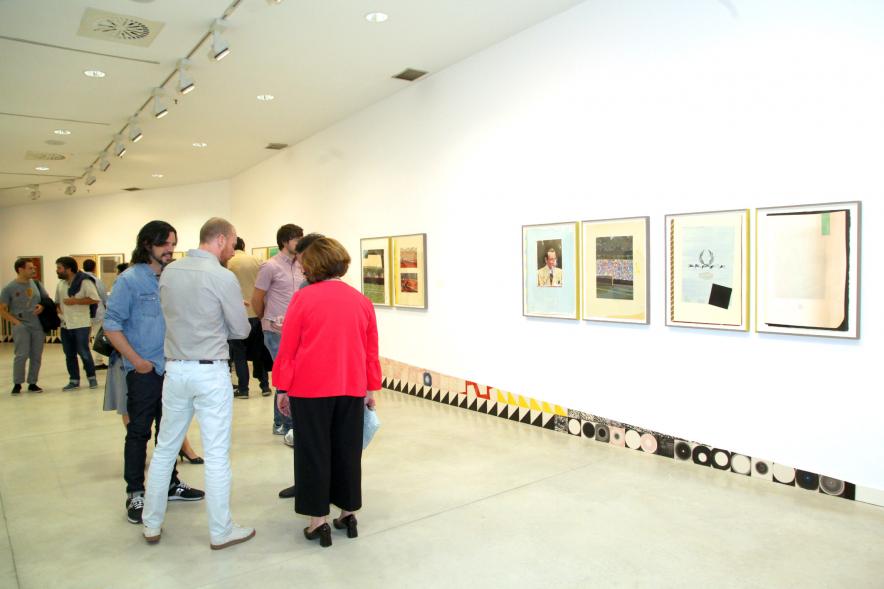 Inauguración de las Exposiciones "El camino Indicado" de Eduardo Barco y "Cocodrilos en la Pista - Estudio para una pieza Camp" de Miki Leal -  Panorámica de la sala de la  exposición con los invitados, las autoridades y los artistas.