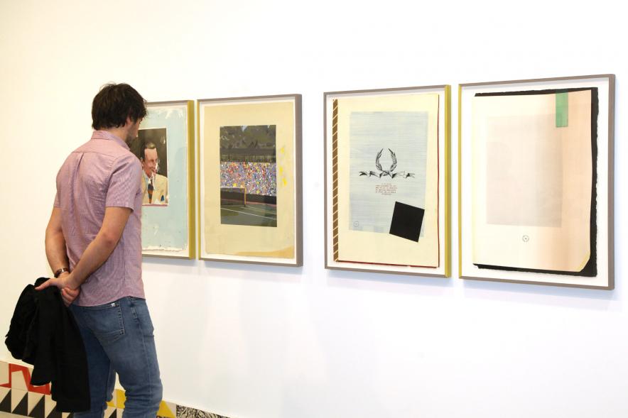 Inauguración de las Exposiciones "El camino Indicado" de Eduardo Barco y "Cocodrilos en la Pista - Estudio para una pieza Camp" de Miki Leal - Imagen de un  asistente contemplando varios cuadros.