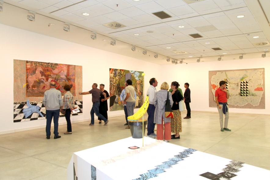 Inauguración de las Exposiciones "El camino Indicado" de Eduardo Barco y "Cocodrilos en la Pista - Estudio para una pieza Camp" de Miki Leal - Plano parcial de la sala de exposiciones, los asistentes y  de algunas obras.
