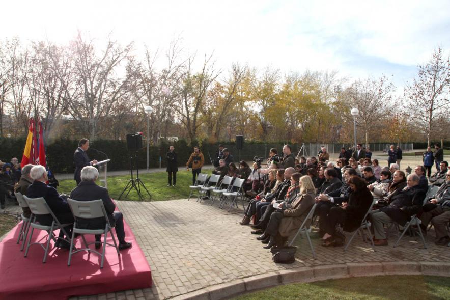 Acto de Nombramiento Avenida de la Transición y Parque Adolfo Suárez - Imagen panorámica del momento de la intervención del alcalde García de Vinuesa.
