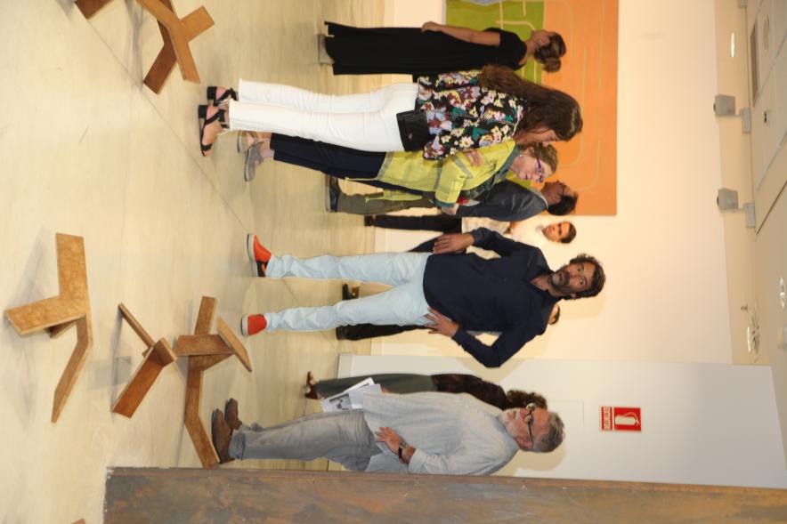 Inauguración de las Exposiciones "El camino Indicado" de Eduardo Barco y "Cocodrilos en la Pista - Estudio para una pieza Camp" de Miki Leal - Diálogo de Eduardo Barco con unos visitantes sobre sus obras de suelo.