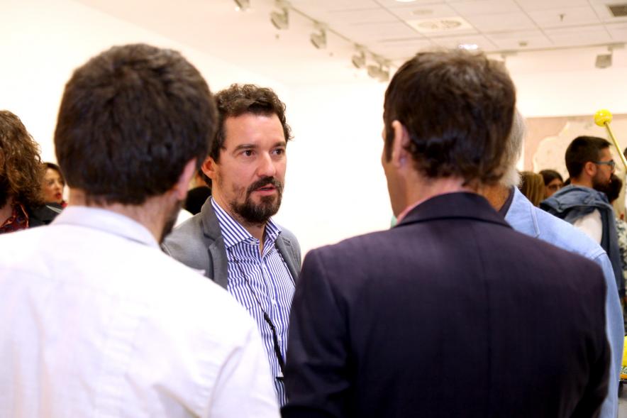 Inauguración de las Exposiciones "El camino Indicado" de Eduardo Barco y "Cocodrilos en la Pista - Estudio para una pieza Camp" de Miki Leal - Imagen de las conversaciones entre los artistas.