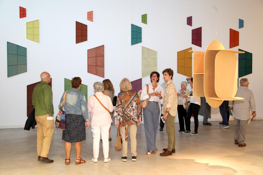 Inauguración de las Exposiciones "El camino Indicado" de Eduardo Barco y "Cocodrilos en la Pista - Estudio para una pieza Camp" de Miki Leal - Plano general de la sala de exposiciones con numerosas obras y los asistentes.
