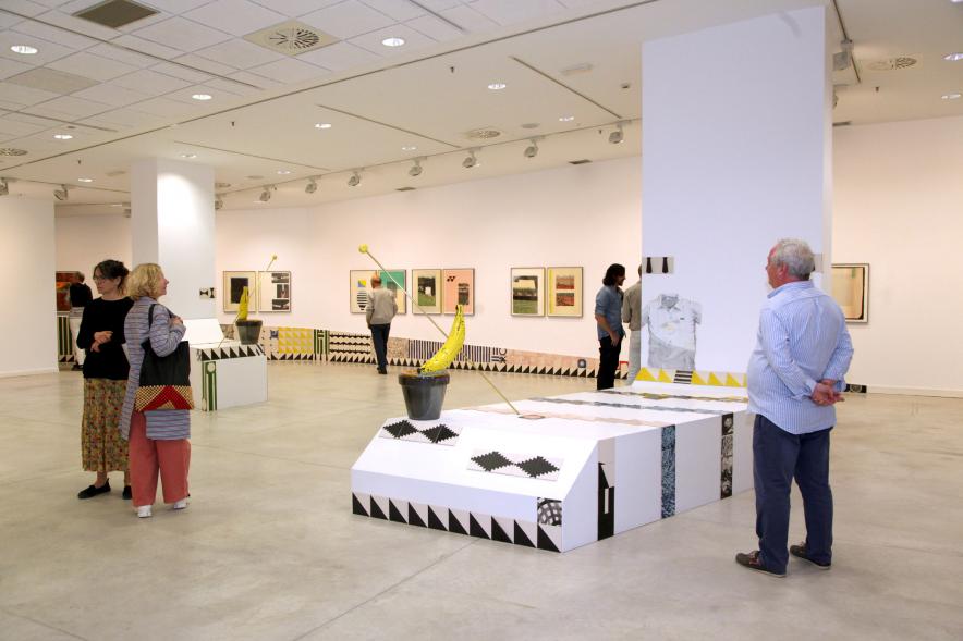 Inauguración de las Exposiciones "El camino Indicado" de Eduardo Barco y "Cocodrilos en la Pista - Estudio para una pieza Camp" de Miki Leal - Imagen de los  asistentes contemplando  numerosas obras de  pared y esculturas.
