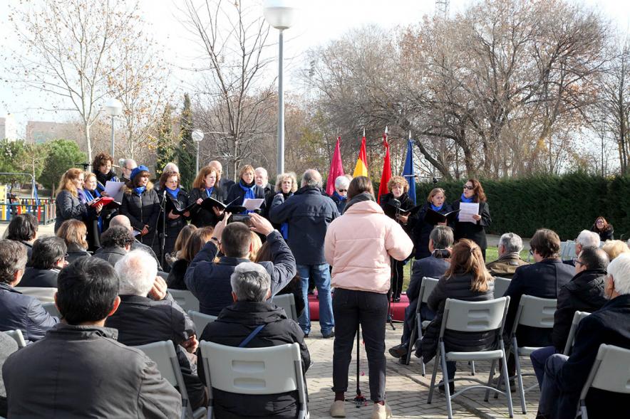 Acto de Nombramiento Avenida de la Transición y Parque Adolfo Suárez - Imagen panorámica de un momento de la actuación de una coral.