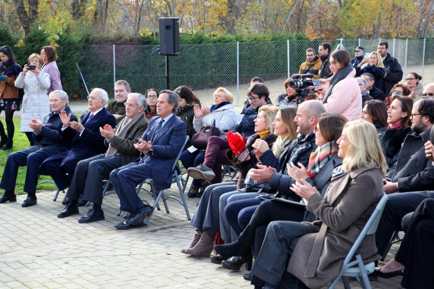 Acto de Nombramiento Avenida de la Transición y Parque Adolfo Suárez - Imagen autoridades municipales, entre ellas el alcalde García de Vinuesa sentadas y aplaudiendo después de haber escuchado la actuación de una coral.