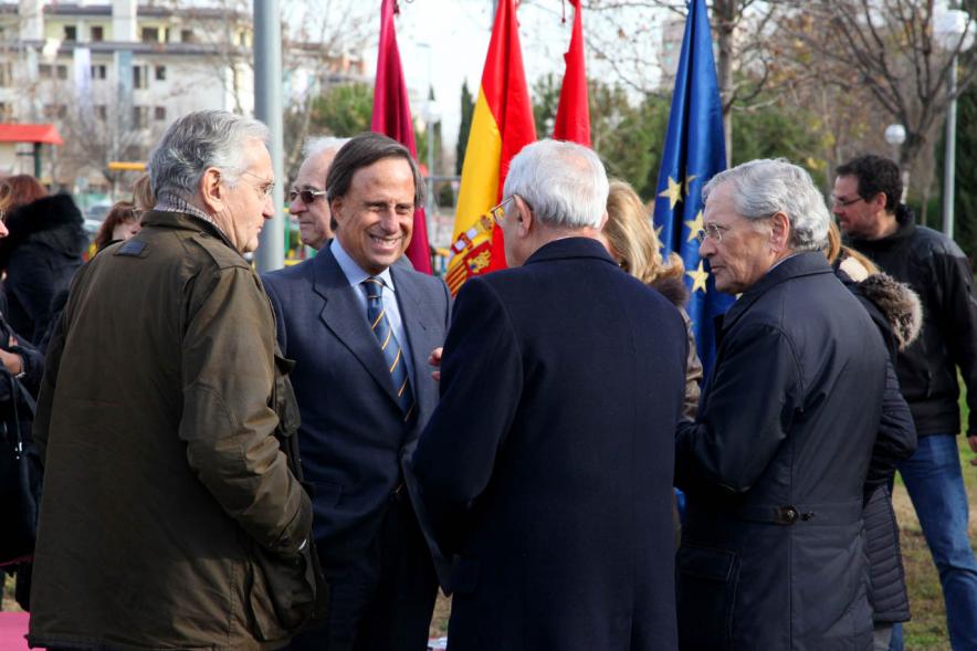 Acto de Nombramiento Avenida de la Transición y Parque Adolfo Suárez - Imagen del alcalde García de Vinuesa charlando en un corrillo con un grupo de personas asistentes al acto.