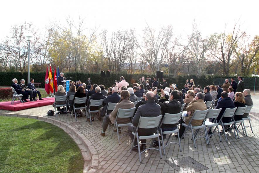 Acto de Nombramiento Avenida de la Transición y Parque Adolfo Suárez - Imagen panorámica del momento de la intervención de un invitado al acto.