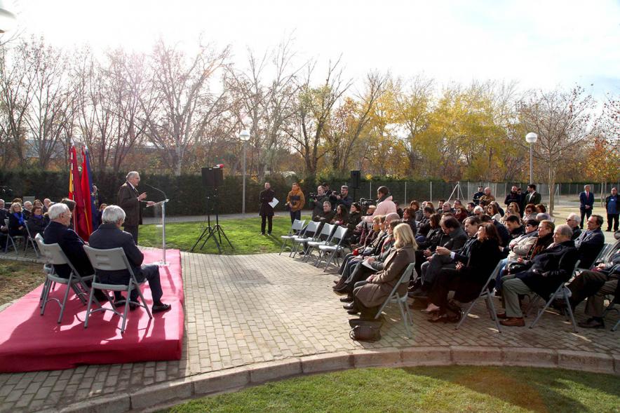 Acto de Nombramiento Avenida de la Transición y Parque Adolfo Suárez - Imagen panorámica del momento de la intervención de un invitado al acto.