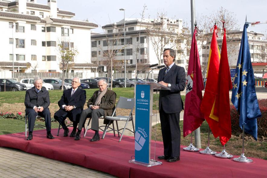 Acto de Nombramiento Avenida de la Transición y Parque Adolfo Suárez - Imagen de un momento del discurso del alcalde García de Vinuesa, desde una especie de tarima roja decorada con una banderas.