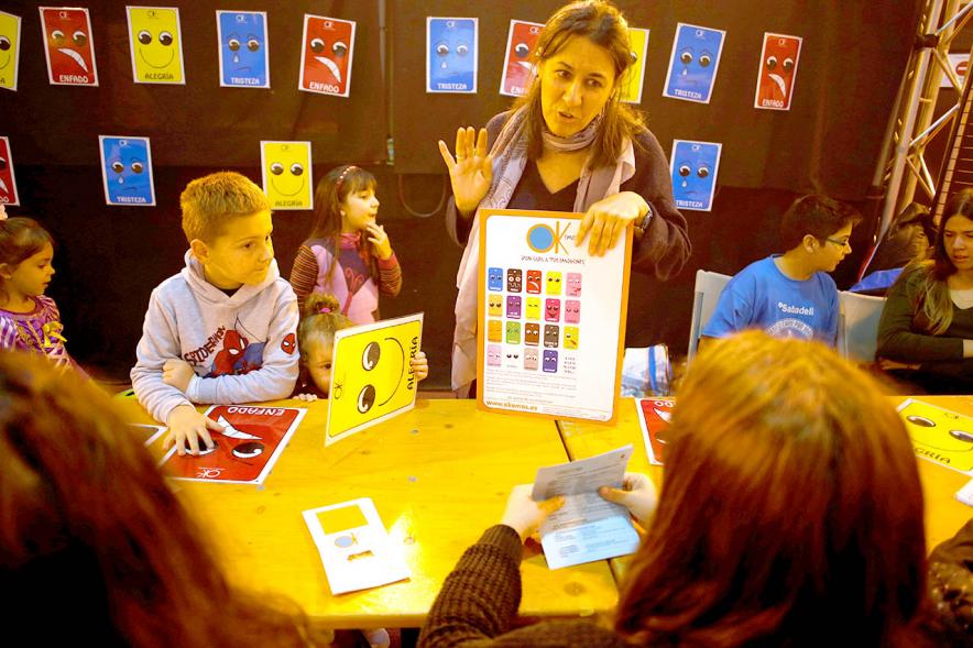 Fiesta Celebración Día Internacional de los Derechos de la Infancia - Imagen de una monitora charlando con unos niños.