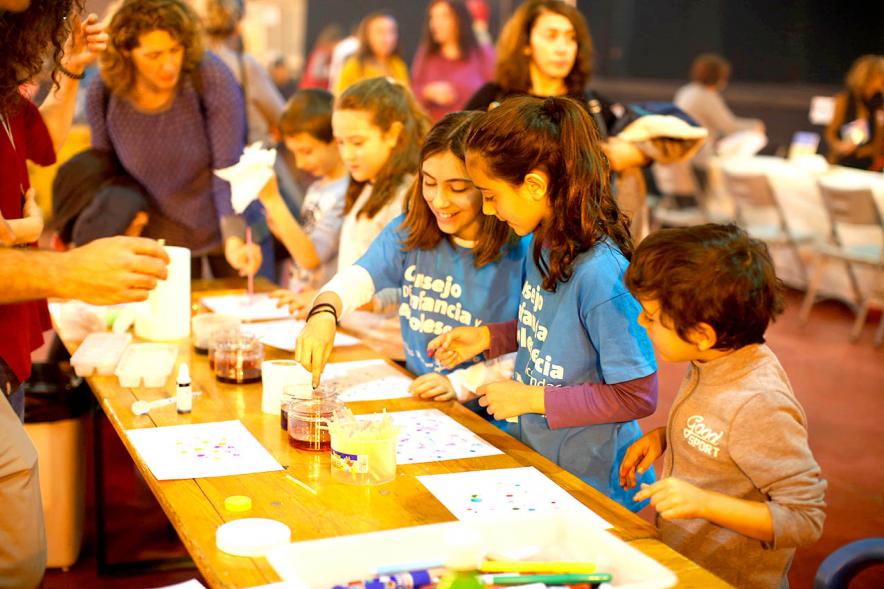 Fiesta Celebración Día Internacional de los Derechos de la Infancia - Imagen de una niñas jugando en un stand.