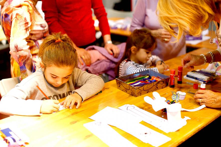 Fiesta Celebración Día Internacional de los Derechos de la Infancia - Imagen de una niñas dibujando en un stand.