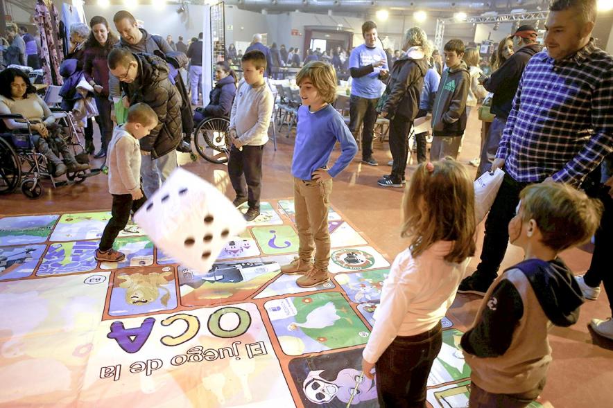 Fiesta Celebración Día Internacional de los Derechos de la Infancia - Imagen de unos niños jugando  al juego de la oca gigante.