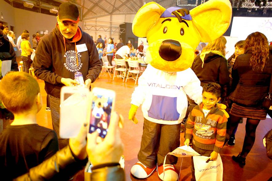 Fiesta Celebración Día Internacional de los Derechos de la Infancia - Imagen de un niño haciéndose una foto con una mascota que participa en el evento.