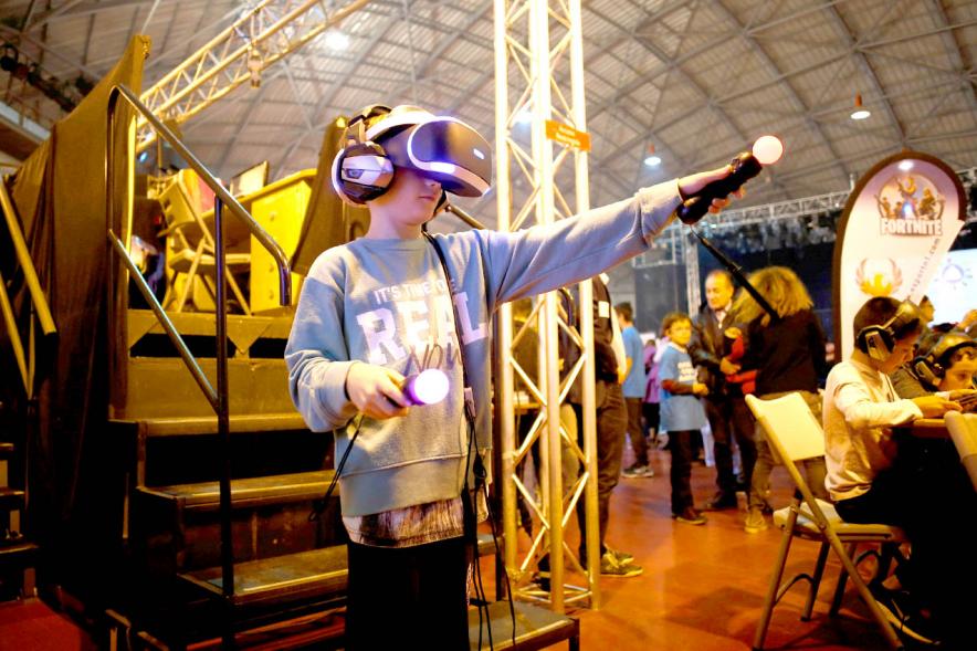Fiesta Celebración Día Internacional de los Derechos de la Infancia - Imagen de un niño con una gafas de realidad virtual.