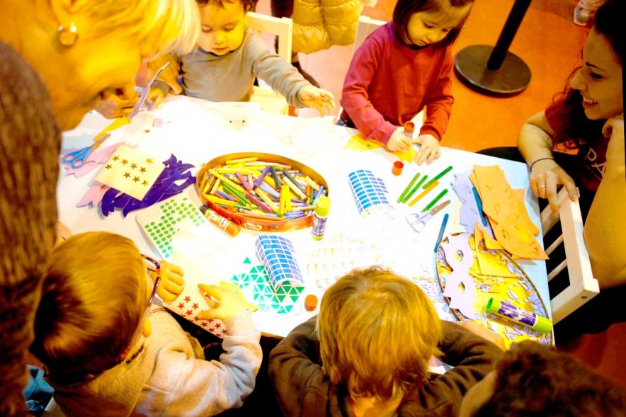 Fiesta Celebración Día Internacional de los Derechos de la Infancia - Imagen de unos niños dibujando en un stand.