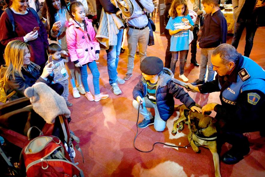 Fiesta Celebración Día Internacional de los Derechos de la Infancia - Imagen de un niño acariciando a un perro policía.