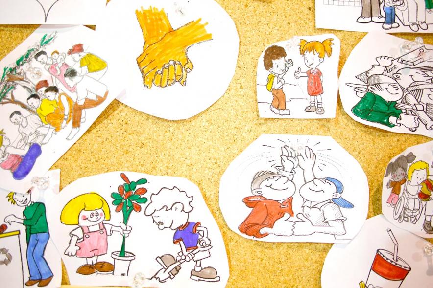 Fiesta Celebración Día Internacional de los Derechos de la Infancia - Imagen de una mesa con los dibujos que han coloreado los niños.