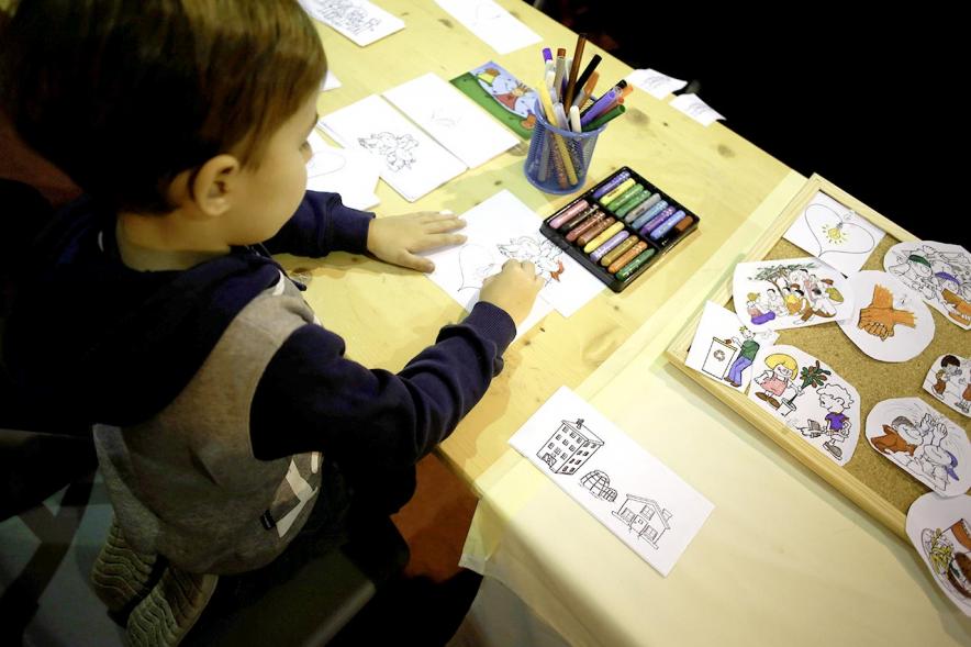 Fiesta Celebración Día Internacional de los Derechos de la Infancia - Imagen de un niño dibujando en un stand.