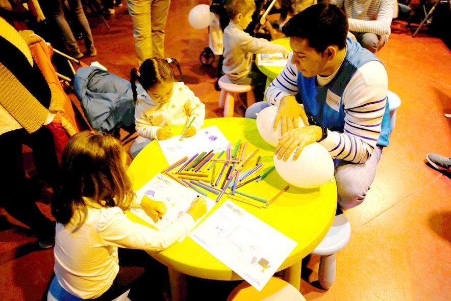 Fiesta Celebración Día Internacional de los Derechos de la Infancia - Imagen de unas niñas dibujando en un stand.