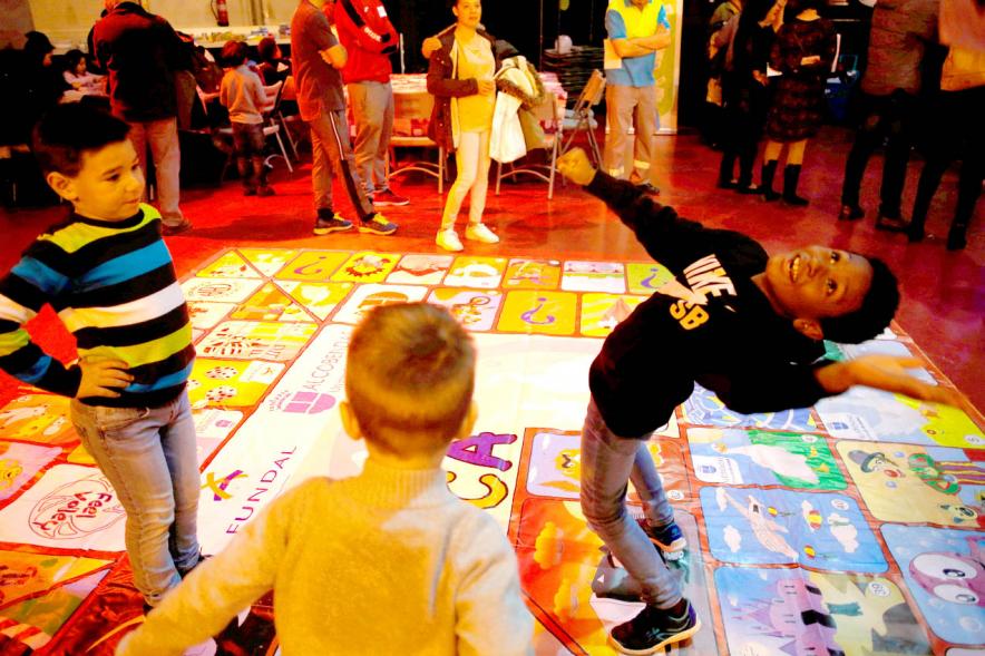 Fiesta Celebración Día Internacional de los Derechos de la Infancia - Imagen de unos niños jugando  al juego de la oca gigante.